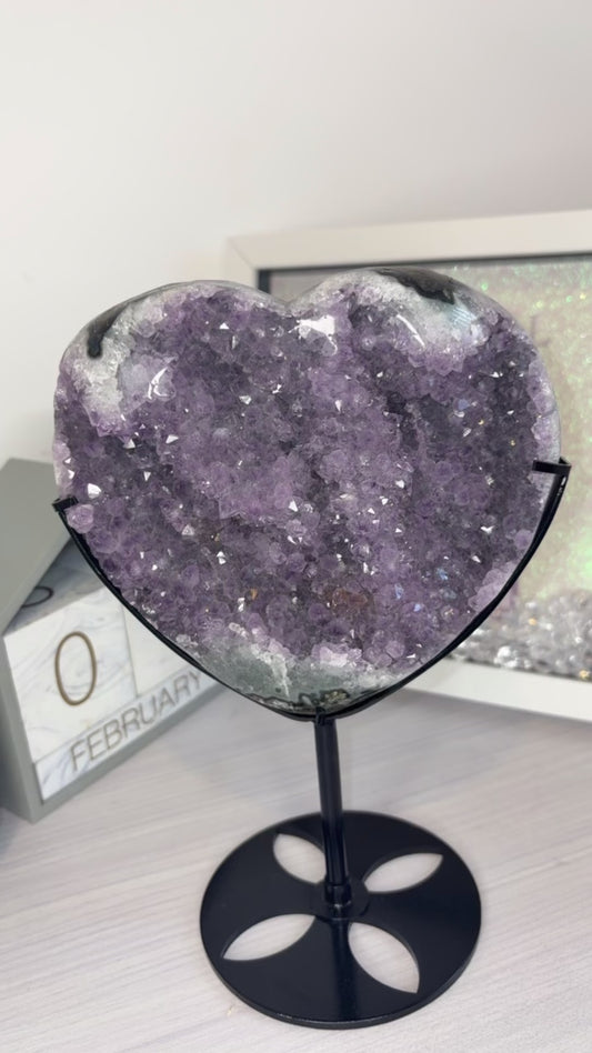 Amethyst Heart/ Amethyst Heart Carving/ Amethyst Crystal/ Amethyst/ Healing Crystal/ Crystals UK/ Amethyst Druzy/ Natural Amethyst